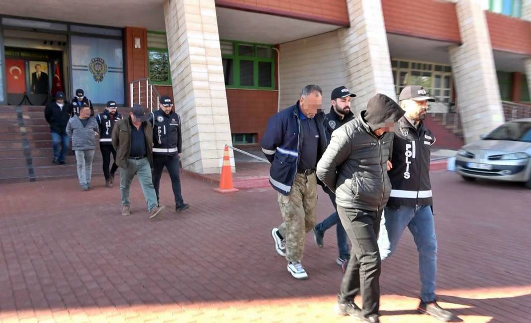 Görevli gibi giyinip sokağı kazdılar: Çıkanlar hayrete düşürdü! Borulara zarar verince gerçek ortaya çıktı 24